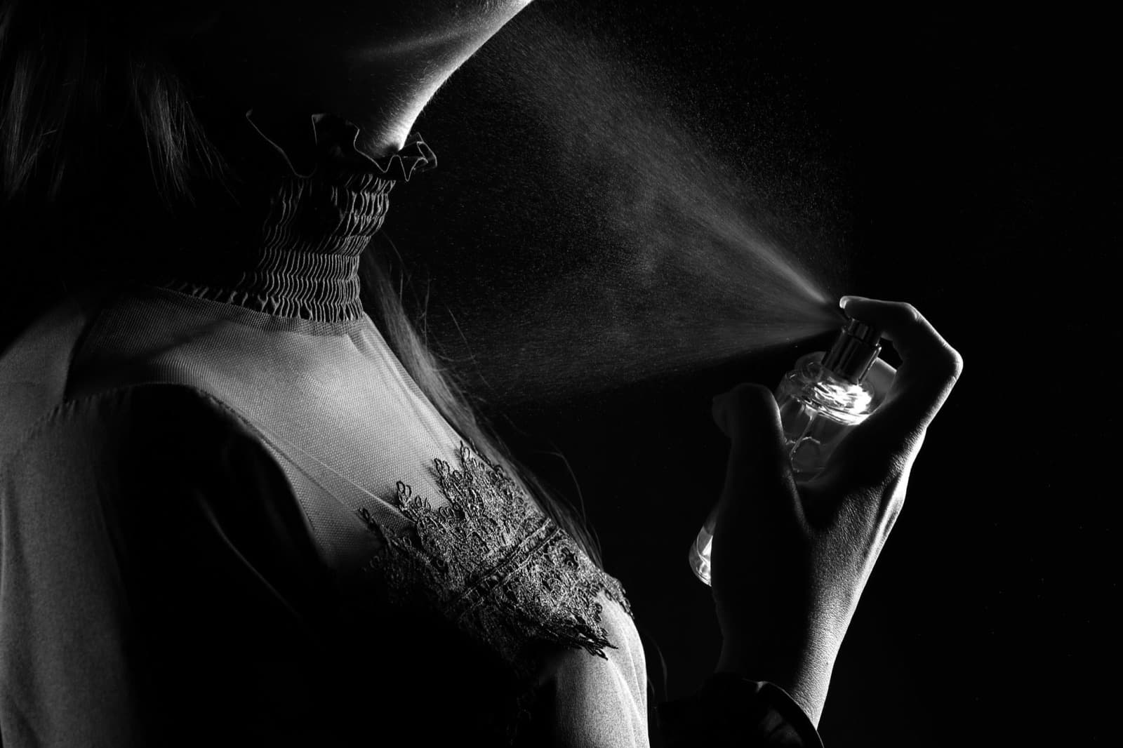 Femme se parfumant