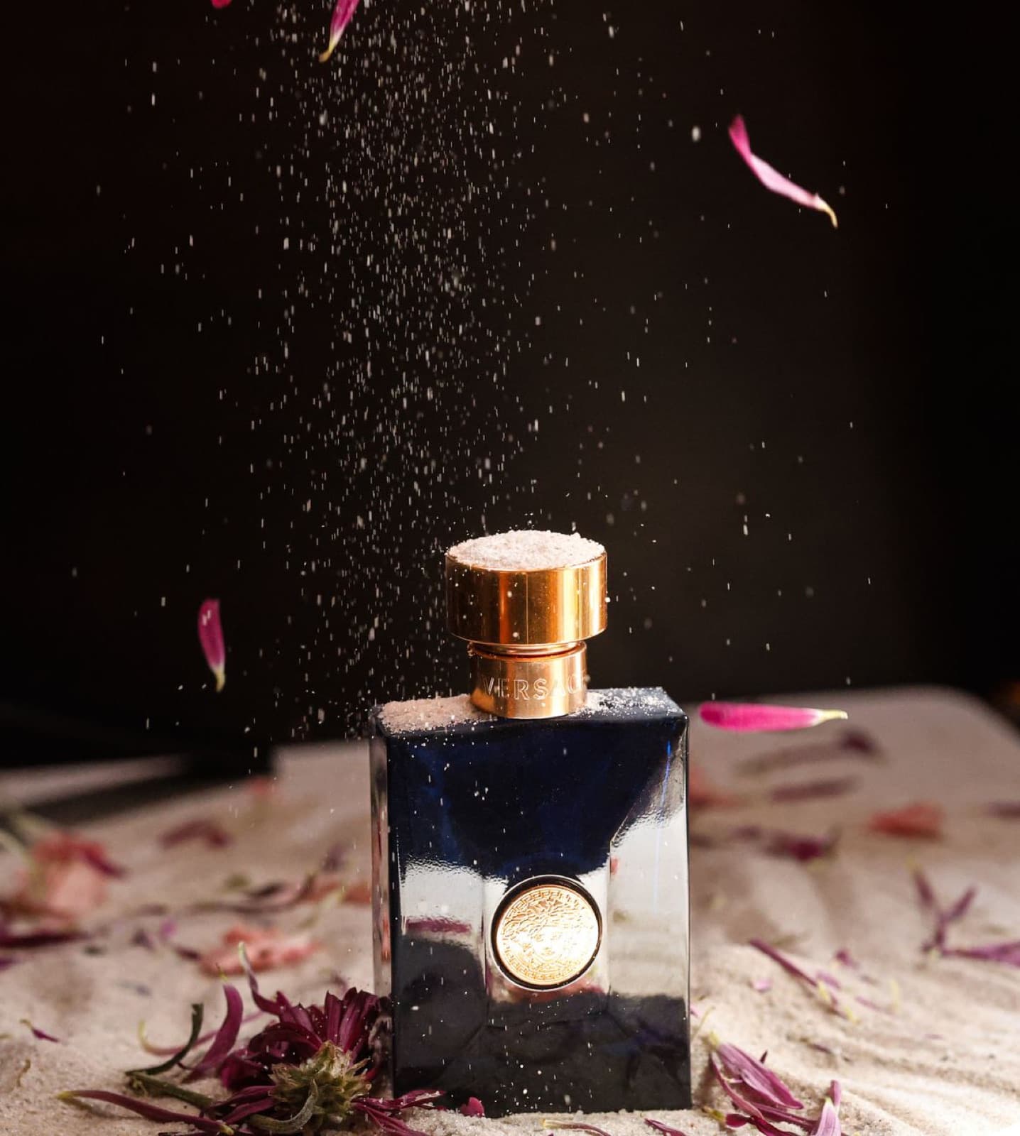 Flacon de parfum premium au capuchon doré sur fond sombre